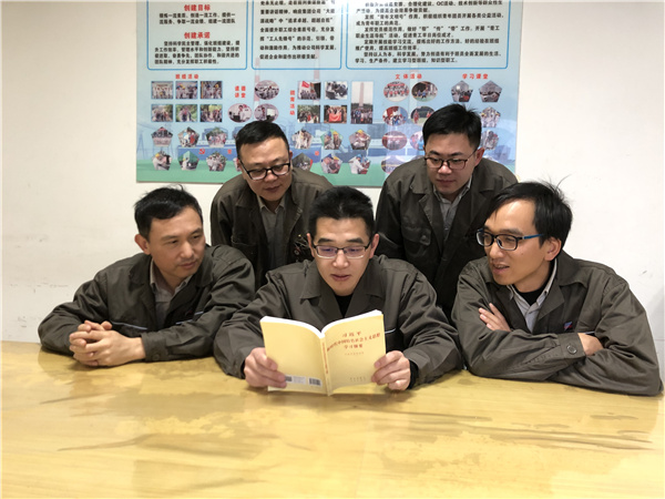 温州发电公司环保运行班组在班前会上由班组政治宣传员为班员们讲解《学习纲要》。 朱小刚 摄.jpg