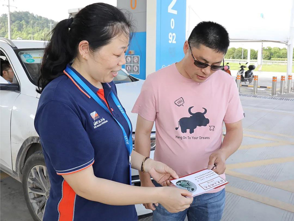 浙能所属浙石油销售综合供能站员工为进站顾客发放“党史上的今天”小卡片并宣讲党史x.jpg