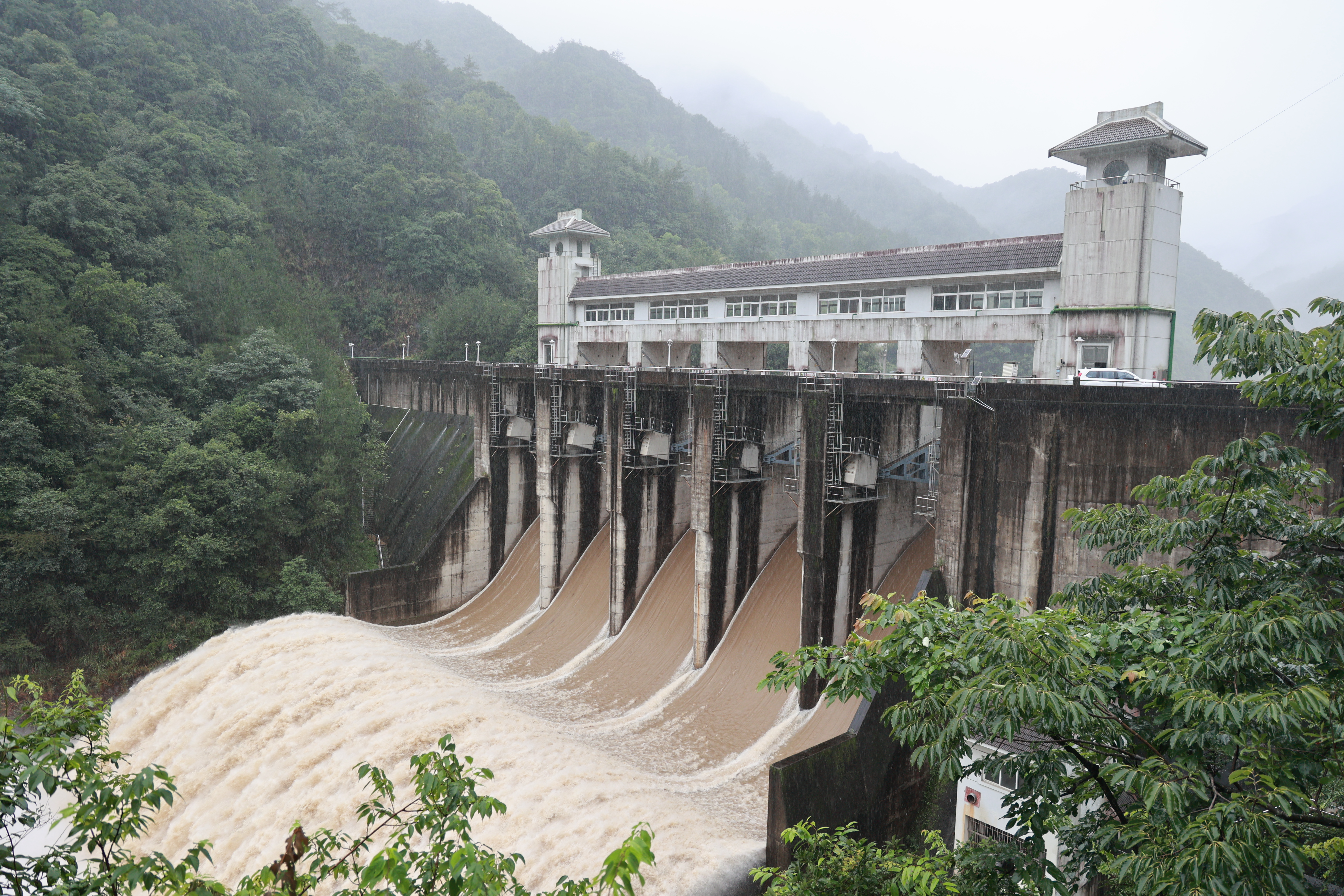 浙能集团华光潭水电以泄洪守护台风“巴威” 期间流域安澜