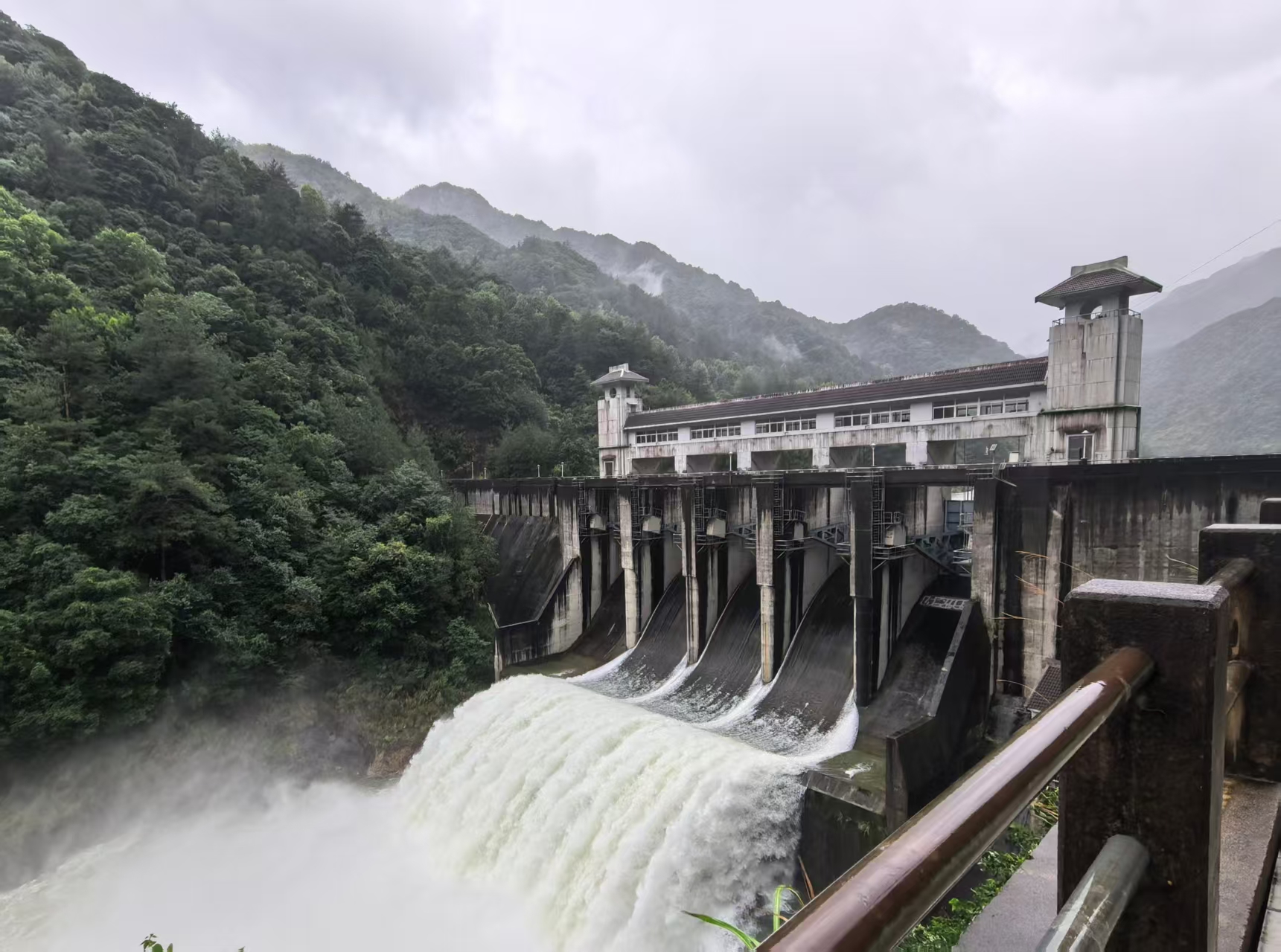 防汛防台不松懈！浙能华光潭水电开闸泄洪筑牢安全屏障